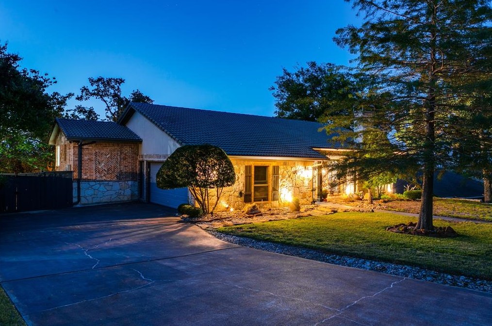 8 Colonial Ct, Roanoke, TX 76262-5567