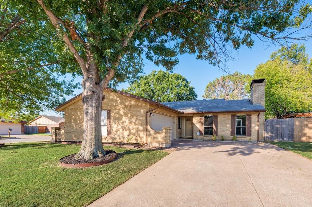 2901 Woodbridge Dr, Bedford, TX 76021