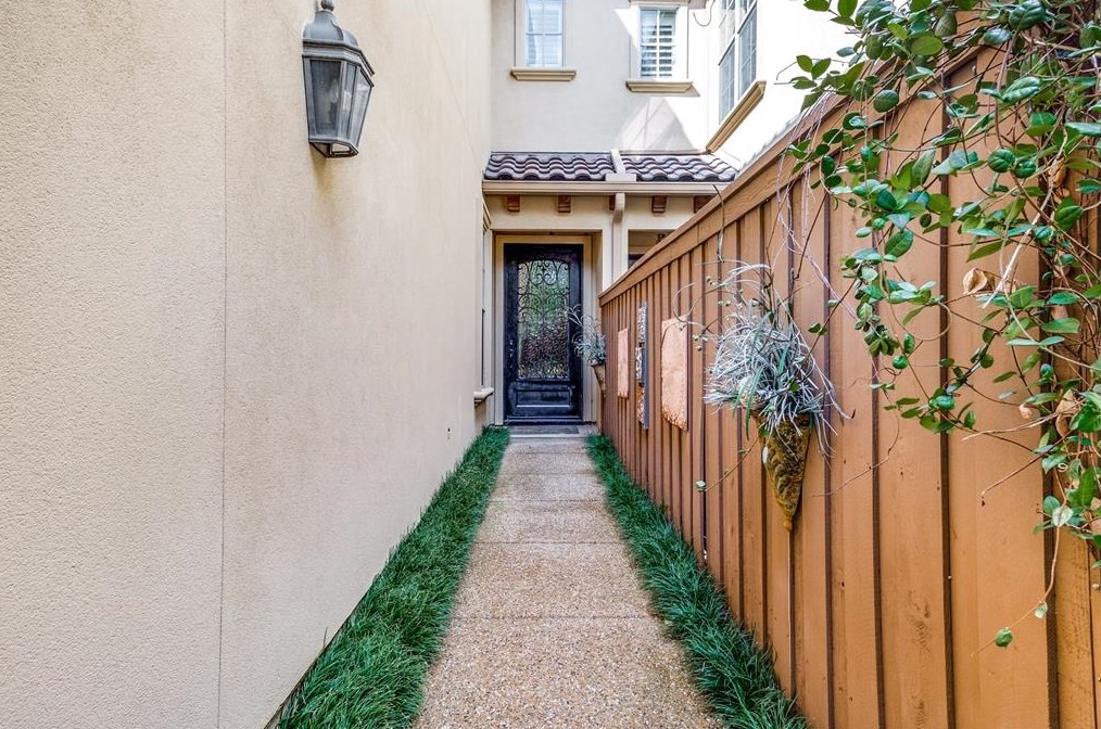 14743 Stanford Ct, Dallas, TX 75254-8471