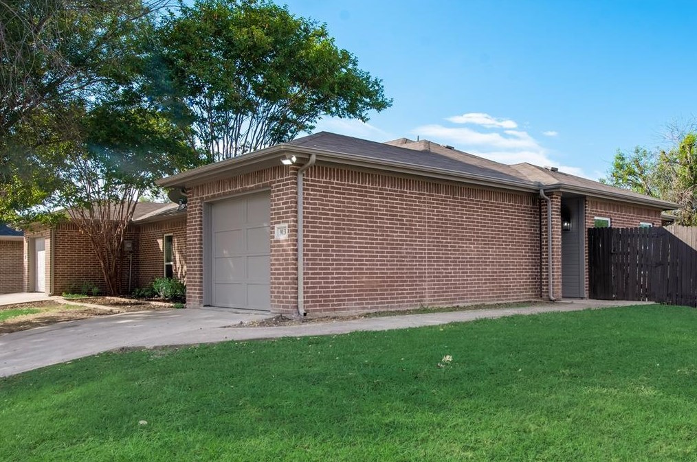 913 10th St, Grand Prairie TX  75051-2312 exterior