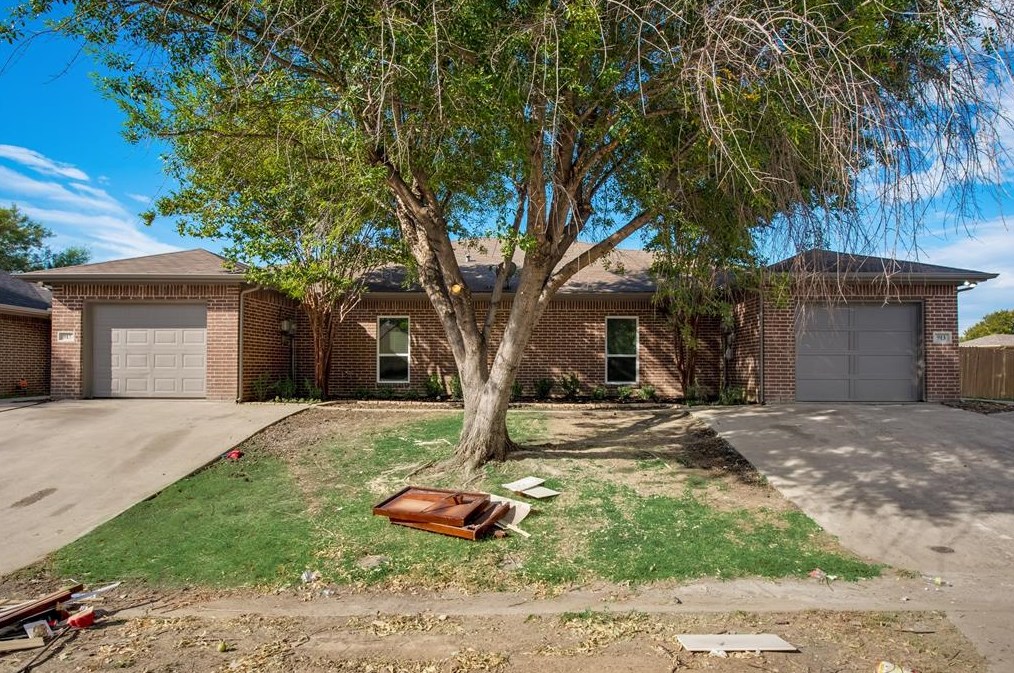 913 10th St, Grand Prairie TX  75051-2312 exterior