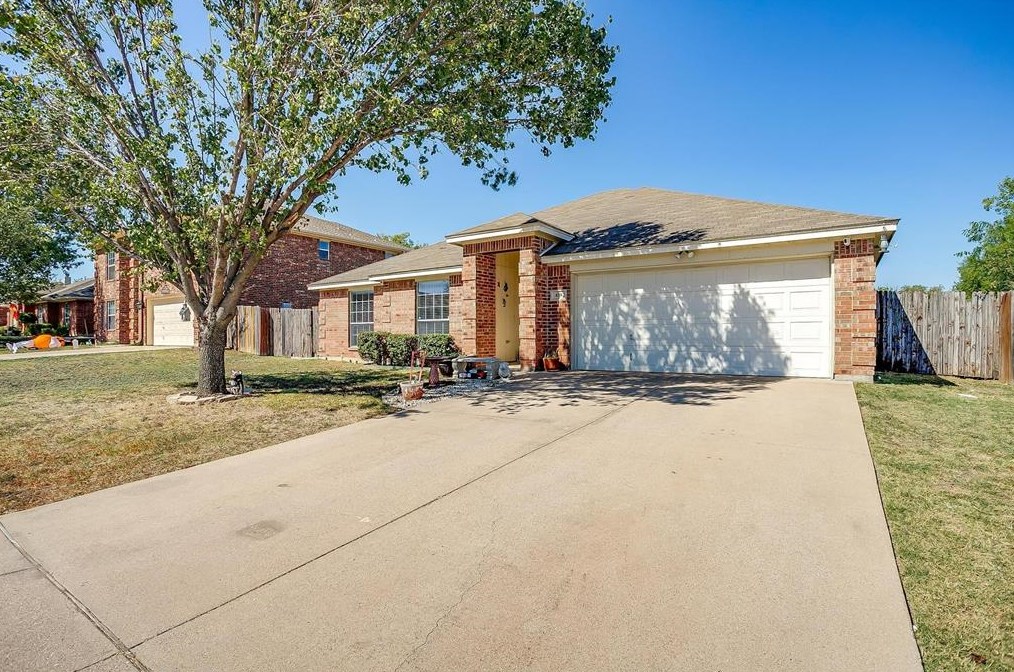 830 La Sierra Ct, Crowley, TX 76036-3682