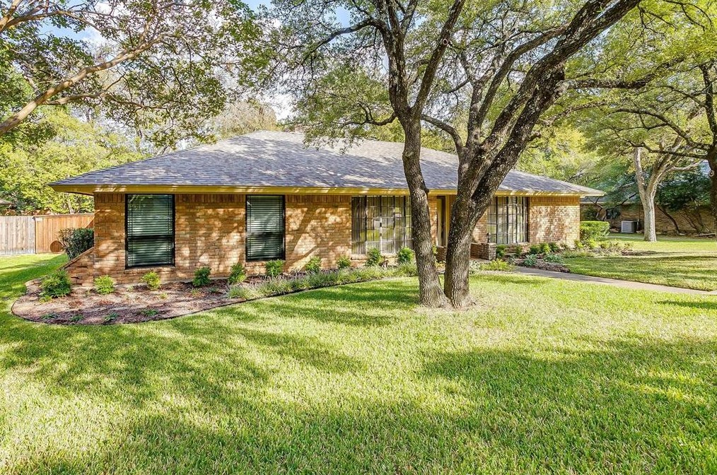 2318 King Richard Dr, Grand Prairie, TX 75050-2009
