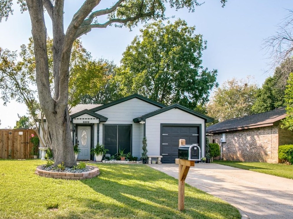 2322 Sunflower Dr, Arlington, TX 76014-1733