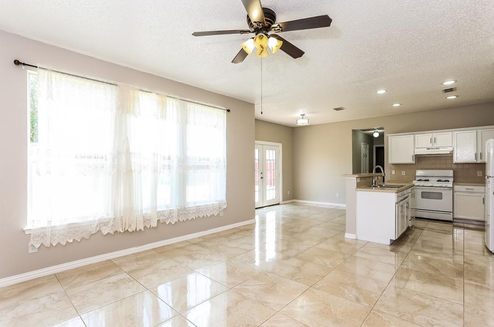 5124 Showdown Ln, Grand Prairie TX  75052-2449 exterior
