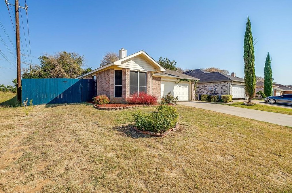 2032 Brownwood Ave, Grand Prairie, TX 75052-7539