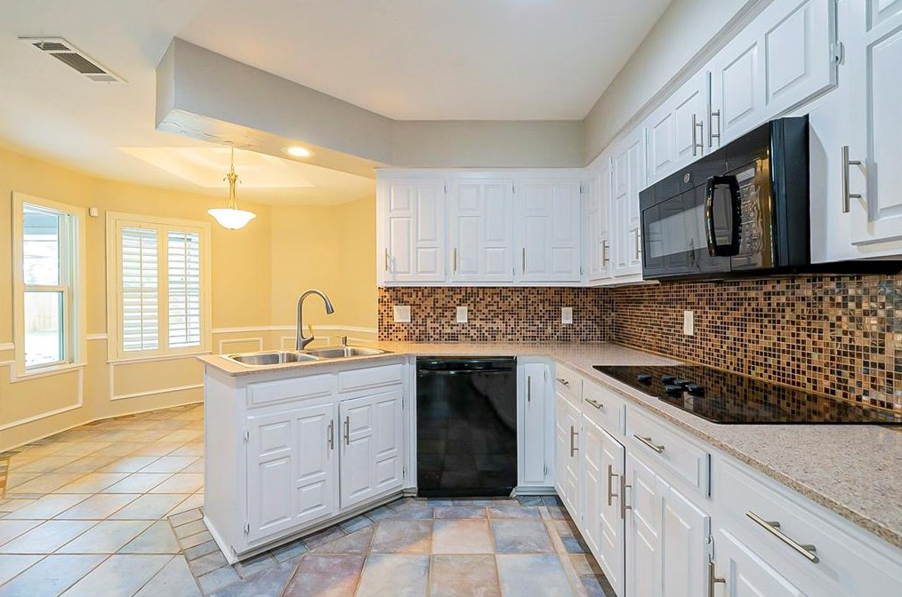 5005 Edgewater Dr, Rowlett TX 75088-4104 exterior