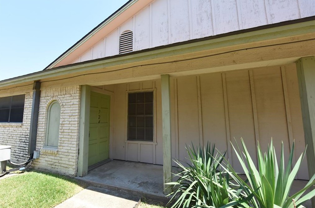 724 E Pecan St, Hurst, TX 76053