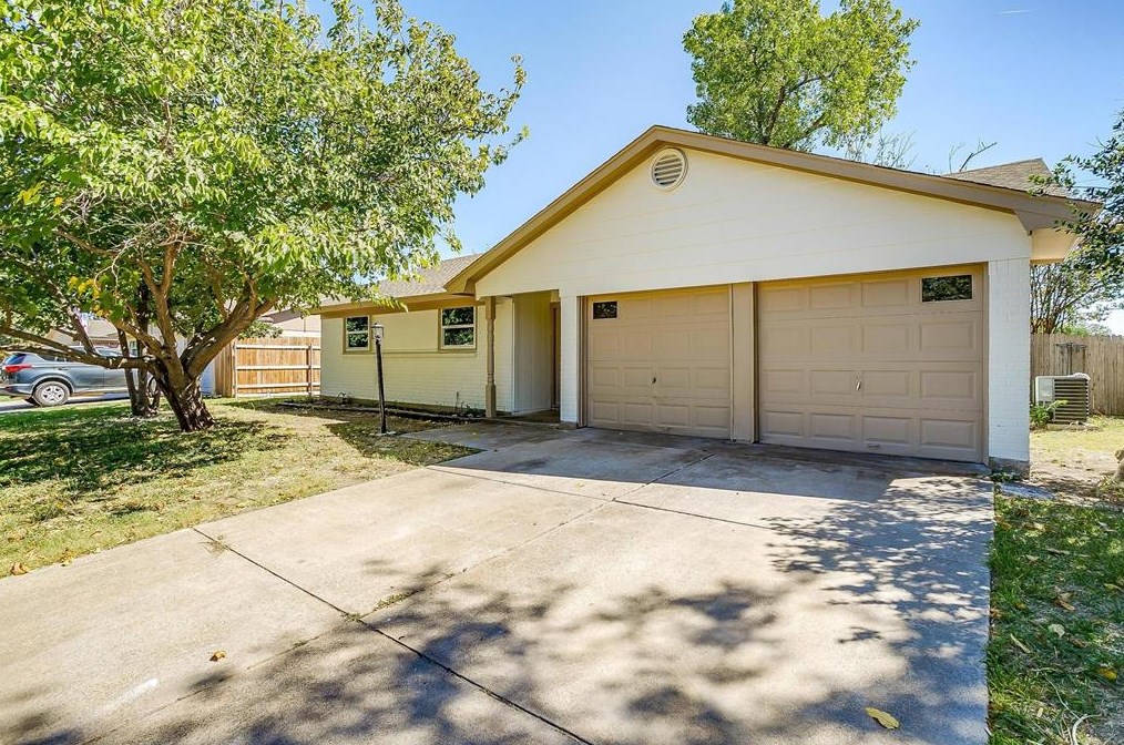 921 Willow Cir S, Burleson, TX 76028