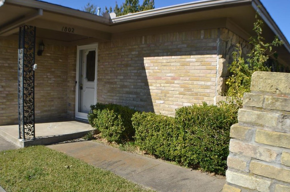 1802 Crescent Dr, Sherman, TX 75092