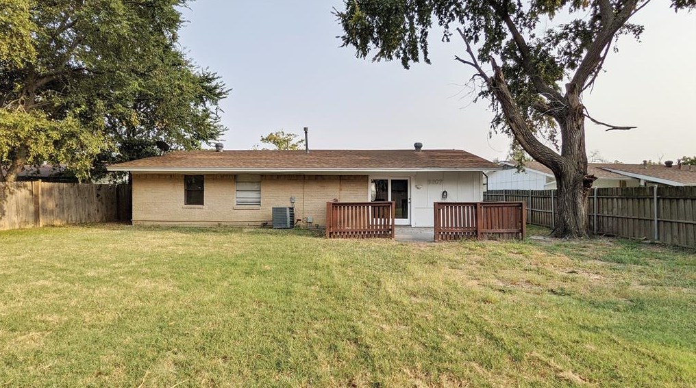 3807 Emerald Dr, Mesquite TX  75150-2534 exterior
