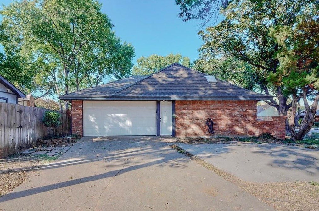 2313 Prince John Dr, Grand Prairie TX  75050-2026 exterior