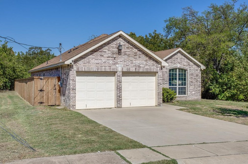 1938 Beaumont St, Grand Prairie, TX 75051-1319