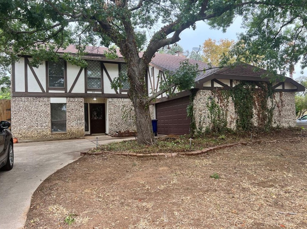 207 Lark Ln, Euless, TX 76039