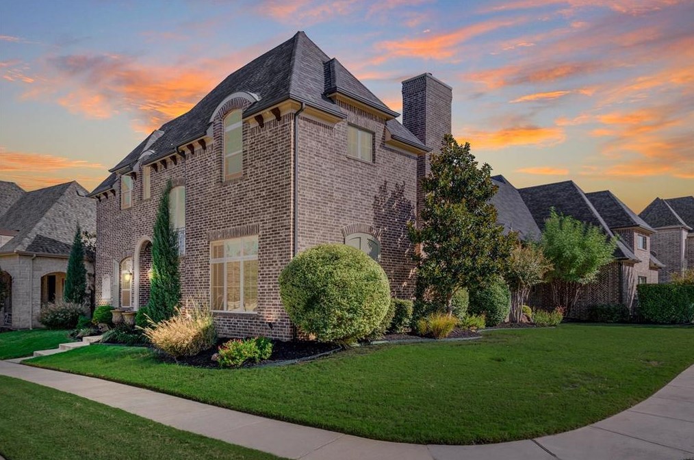 501 Monte Carlo Dr, Grapevine, TX 76092-1125