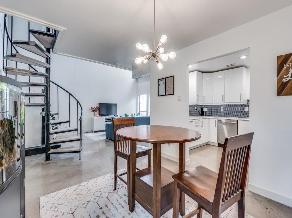 9711 Smokefeather Ln, Dallas TX  exterior