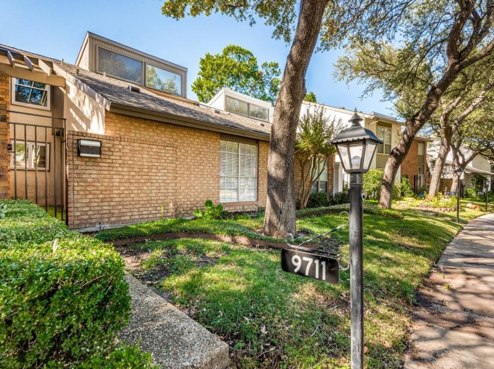 9711 Smokefeather Ln, Dallas, TX 75243-2031
