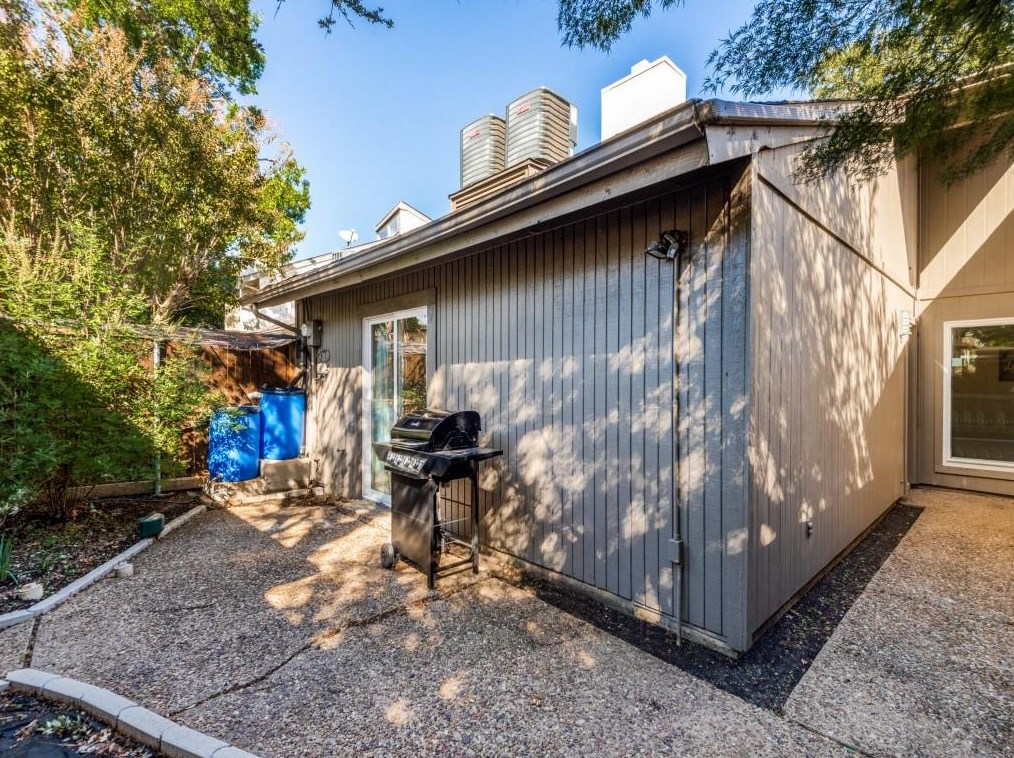 9711 Smokefeather Ln, Dallas TX  exterior