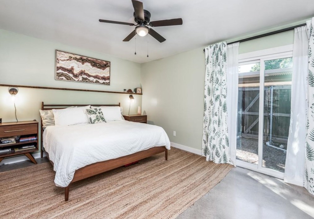 9711 Smokefeather Ln, Dallas TX  exterior