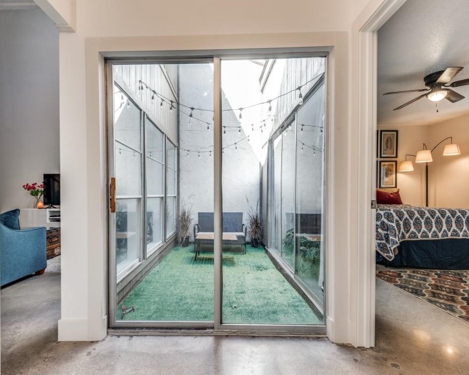 9711 Smokefeather Ln, Dallas TX  exterior