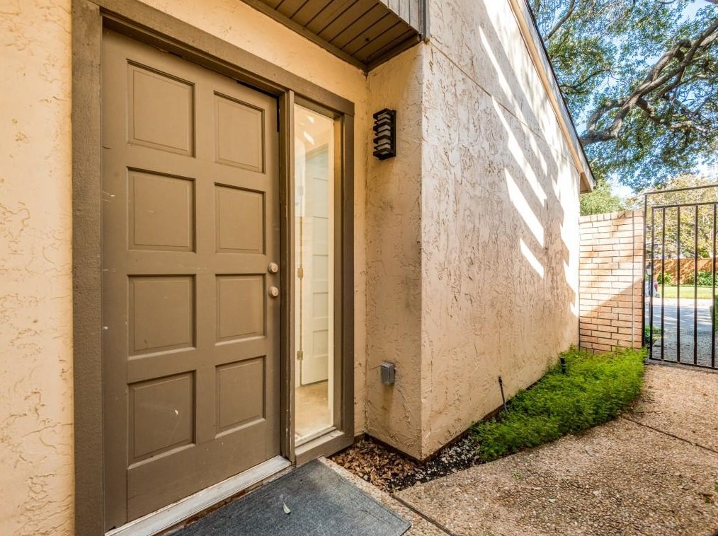 9711 Smokefeather Ln, Dallas TX  75243-2031 exterior