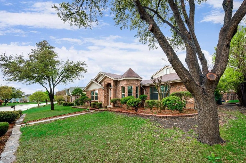 1919 E Branch Hollow Dr, Carrollton, TX 75007