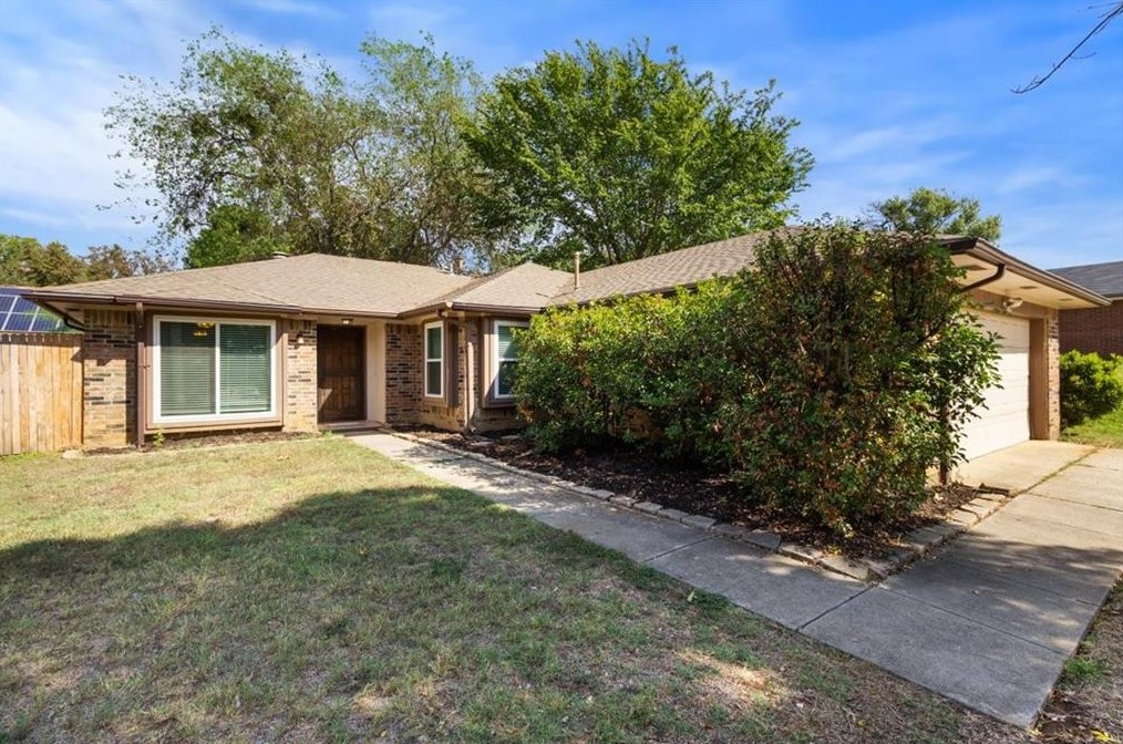301 Ascot Dr, Euless, TX 76040
