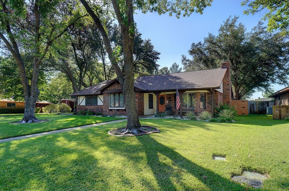 1123 Laguna Vista Way, Grapevine, TX 76051-2825