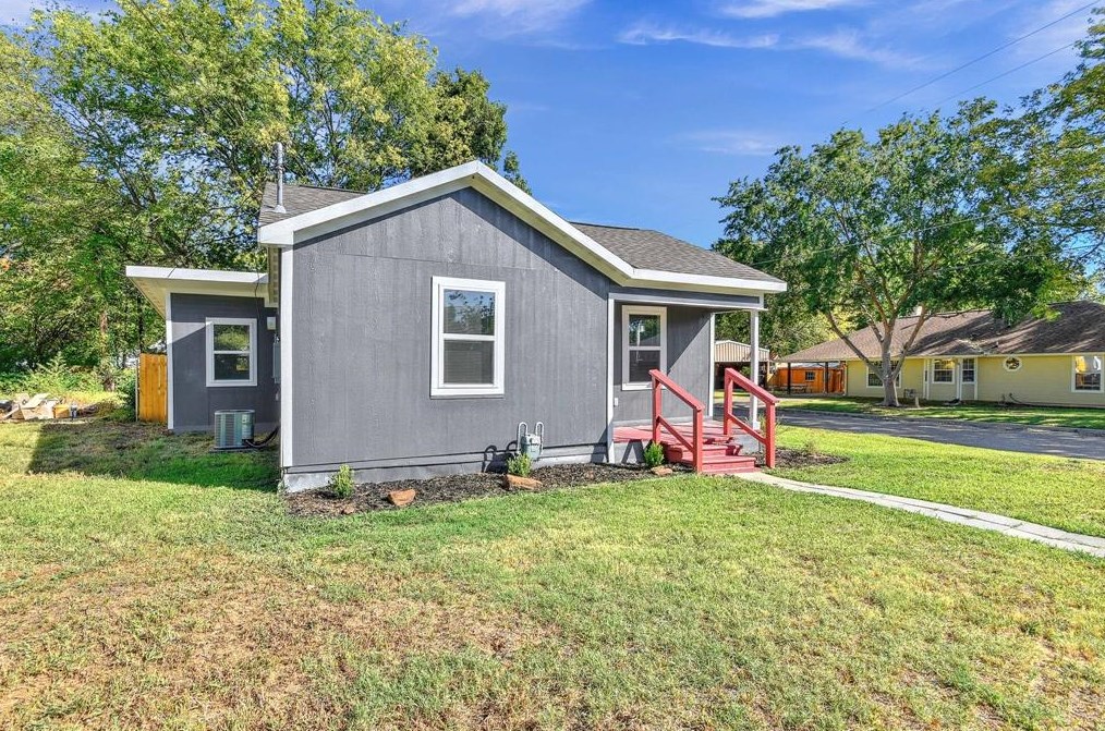 105 Graves St, Whitesboro, TX 76273