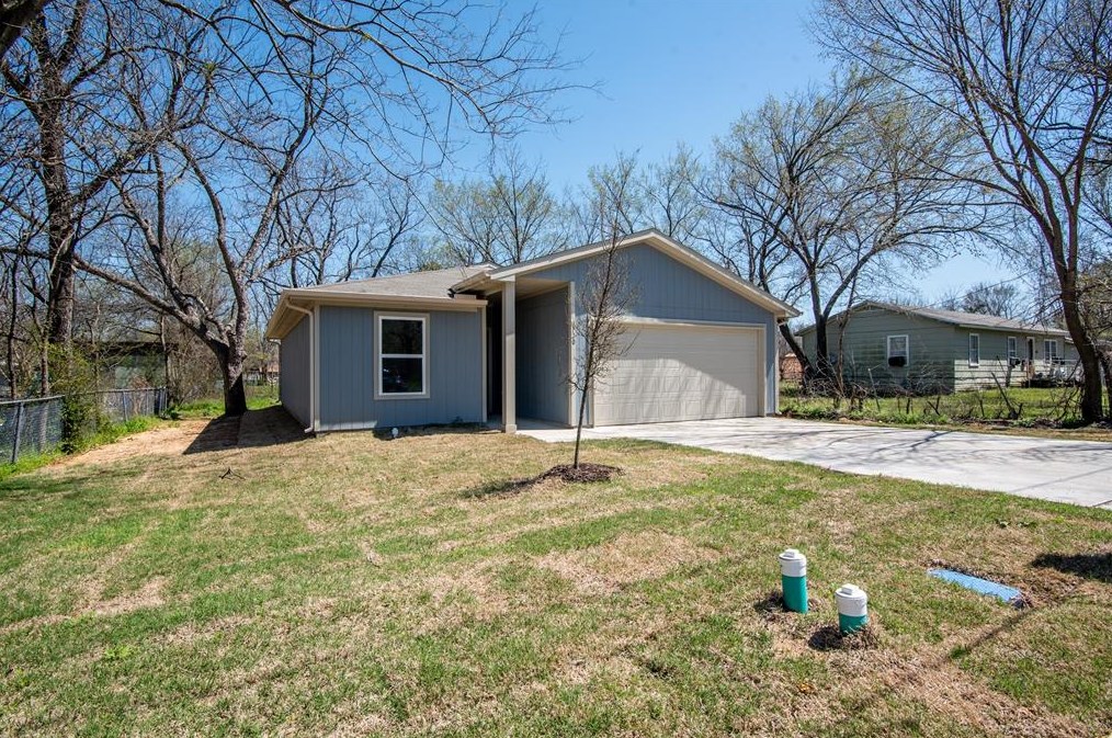 1120 Chinner St, Bonham, TX 75418