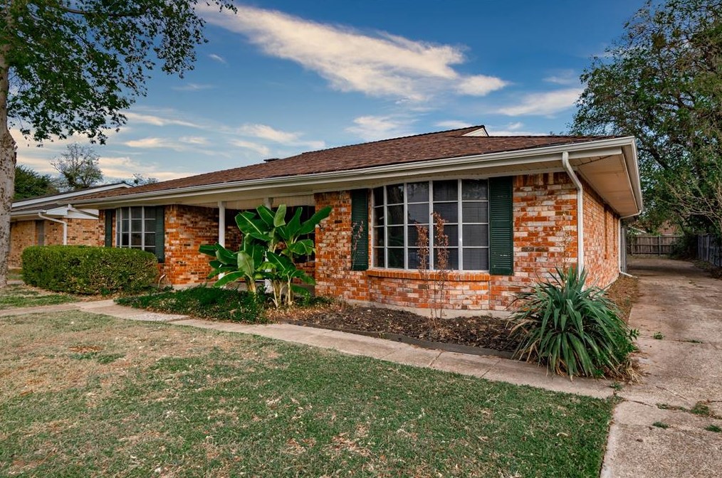 330 Nunez Dr, Grand Prairie, TX 75051-4139
