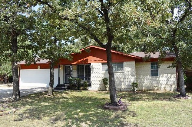 7129 Robinhood Ln, Fort Worth, TX 76112