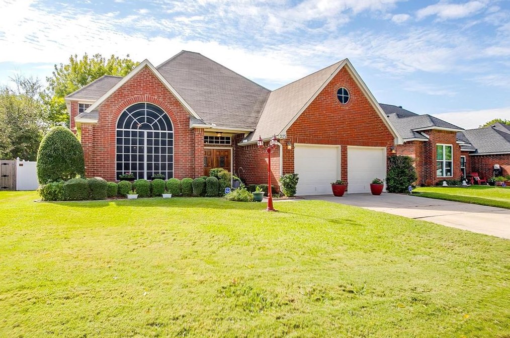 325 Clayton St, Grand Prairie, TX 75052-3319
