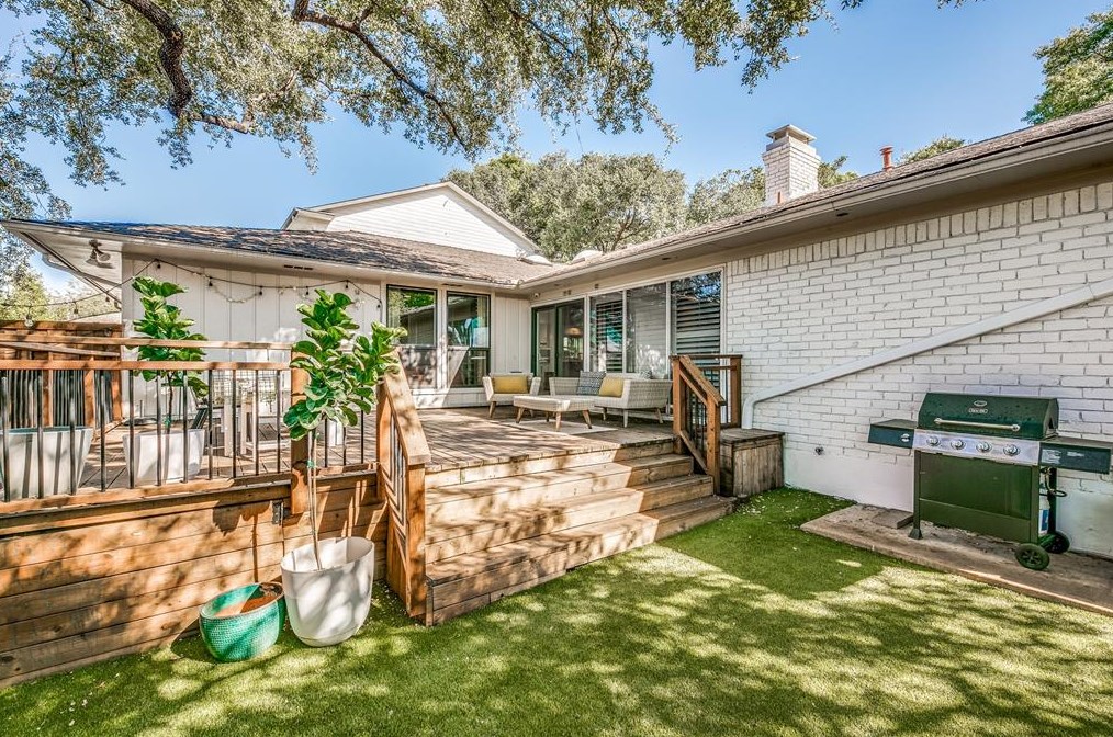 9619 Mossridge Dr, Dallas TX  75238-2538 exterior