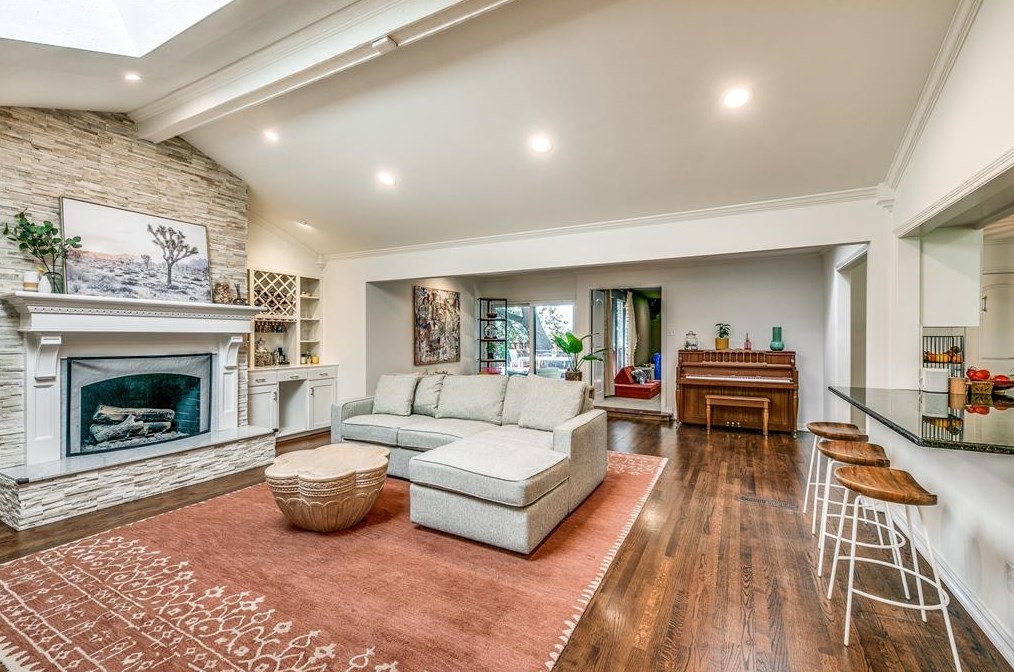 9619 Mossridge Dr, Dallas TX  75238-2538 exterior