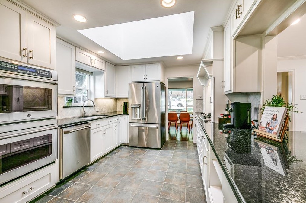 9619 Mossridge Dr, Dallas TX  75238-2538 exterior