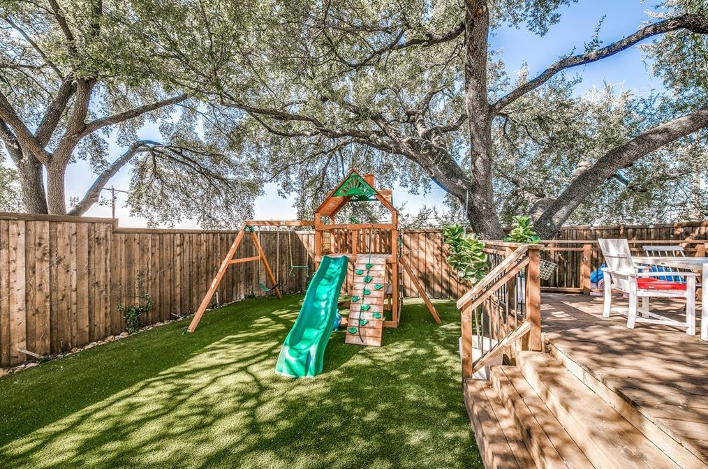 9619 Mossridge Dr, Dallas TX  75238-2538 exterior