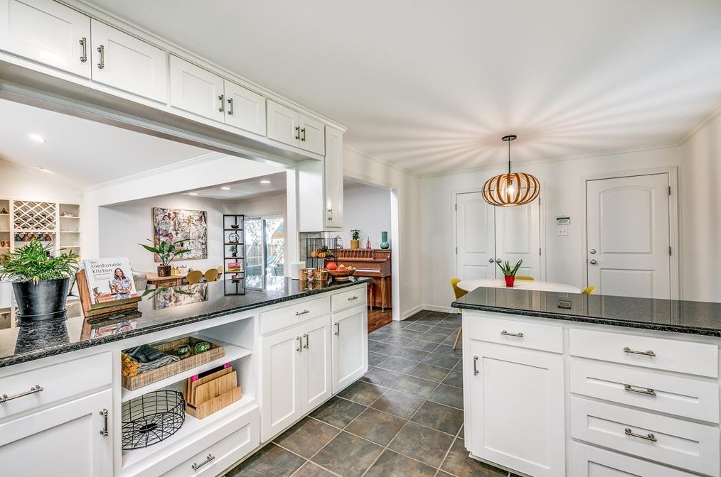 9619 Mossridge Dr, Dallas TX  75238-2538 exterior