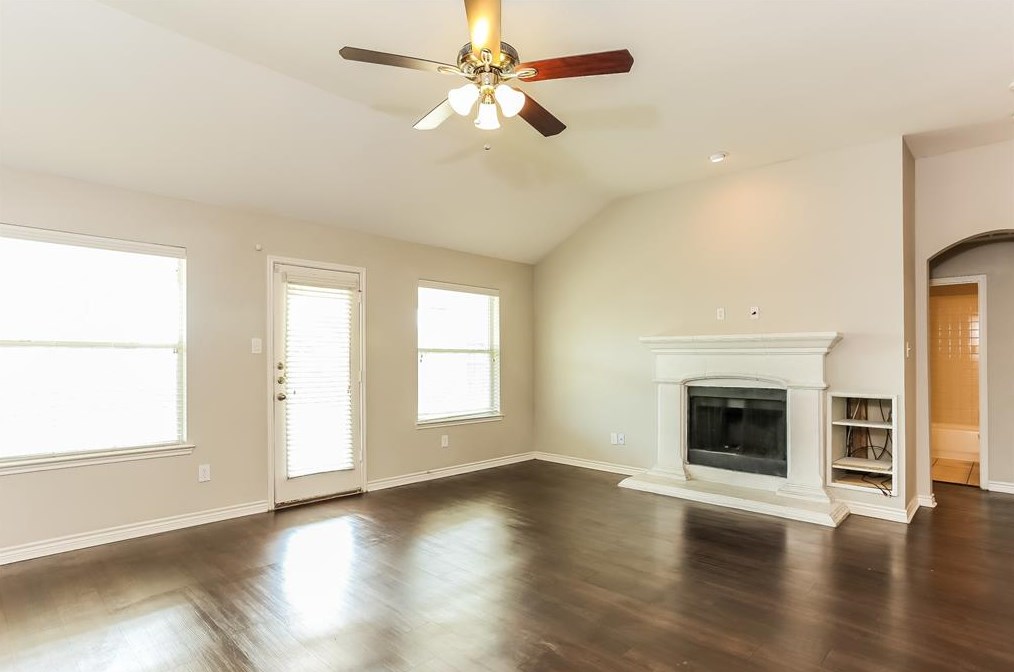 904 Peach Ln, Burleson, TX 76028