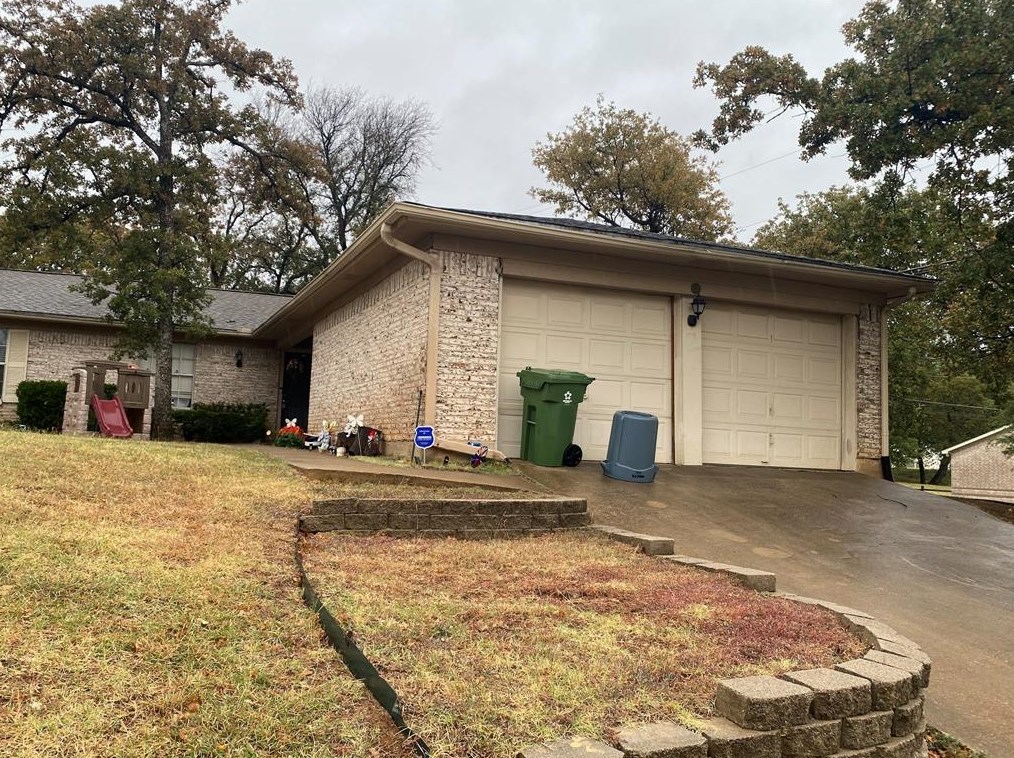 635 Melbourne Rd, Hurst, TX 76053