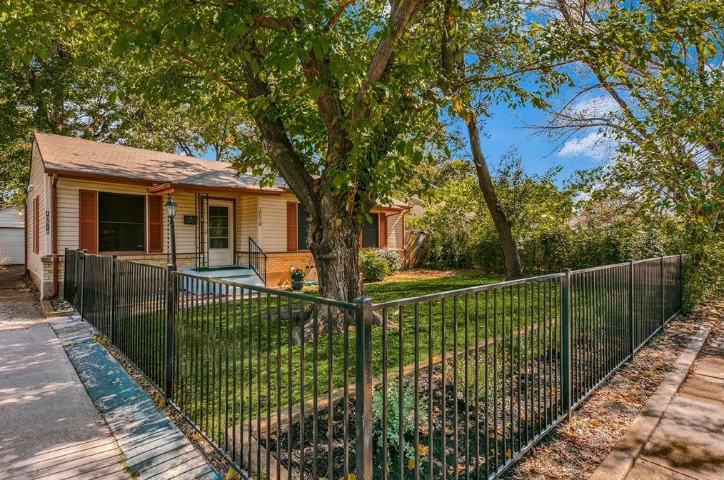 10518 Newcombe Dr, Dallas, TX 75228-2847