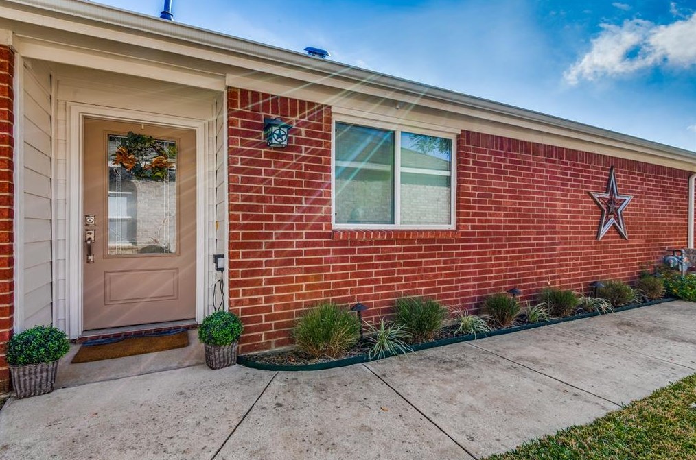 501 Horse Shoe Dr, Euless, TX 76039