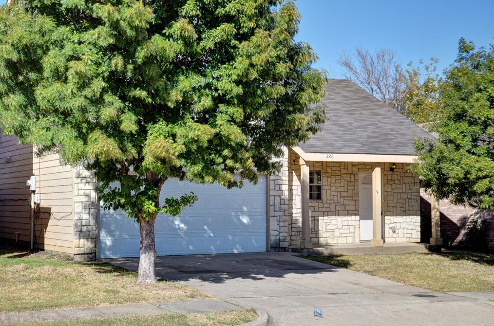226 Cliff Heights Cir, Dallas, TX 75241