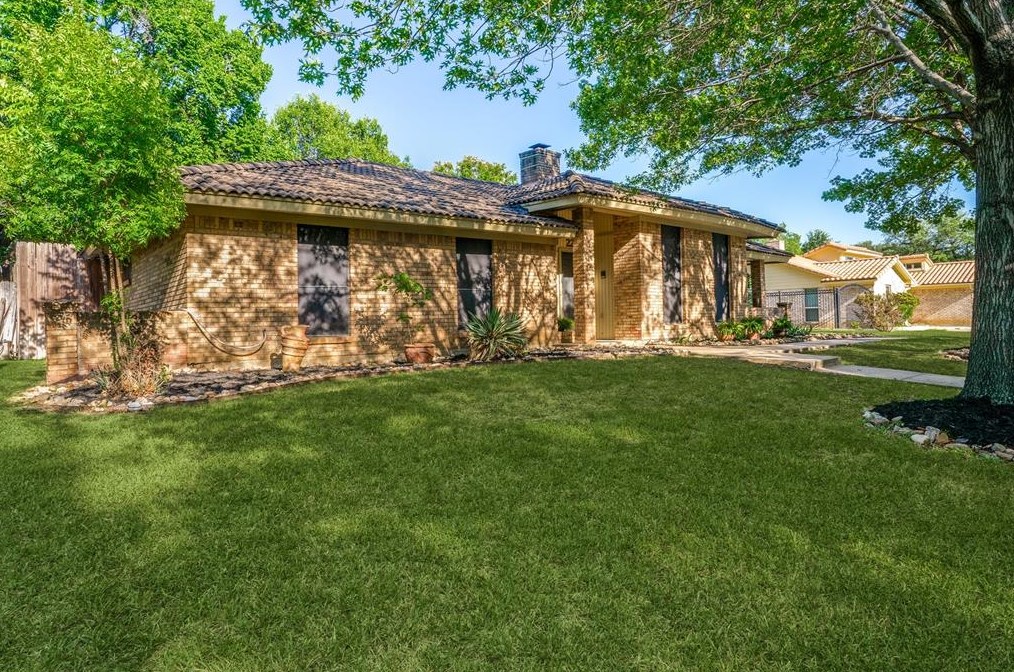 2236 Farrington Ln, Hurst, TX 76054