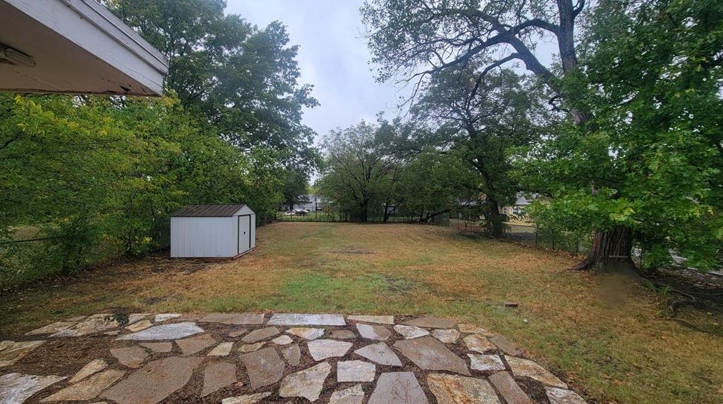 1004 W Lone Star Ave, Cleburne, TX 76033
