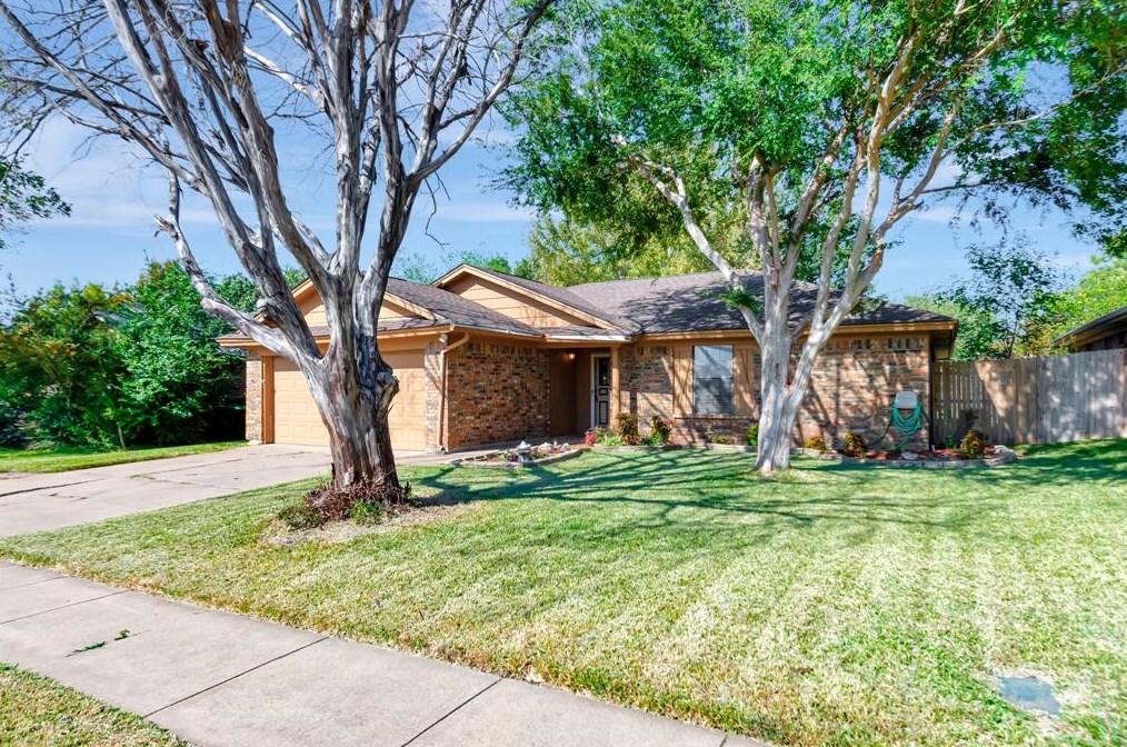6633 Inwood Dr, Fort Worth, TX 76148-1812