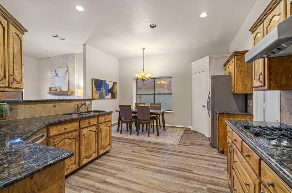 4204 Clf Dr, Carrollton TX 75010-4031 exterior