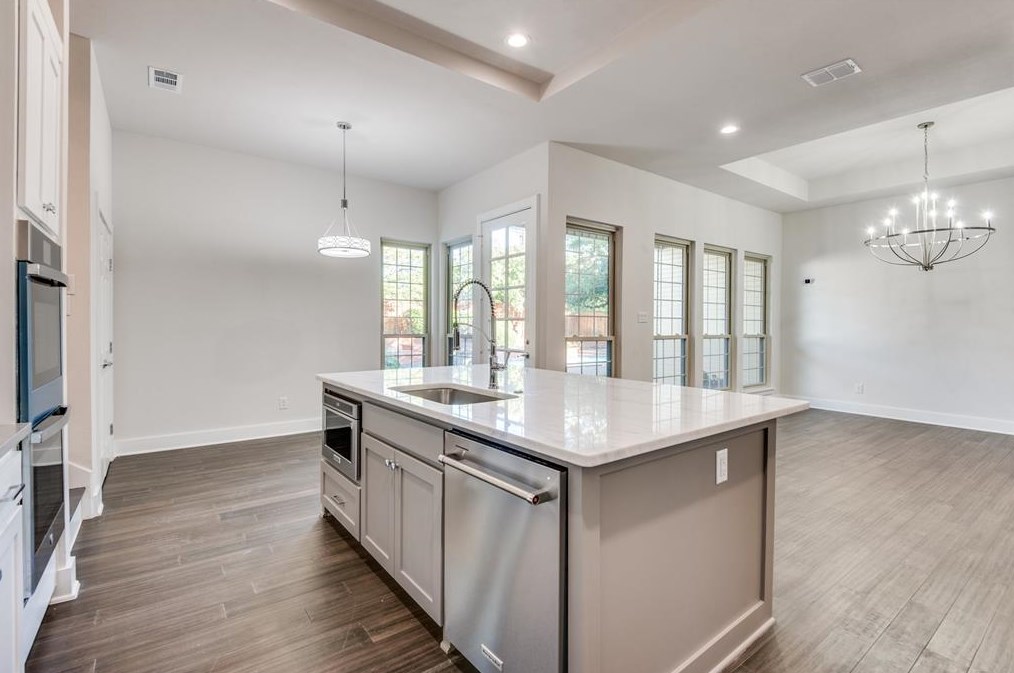 9506 Moss Hvn Dr, Dallas TX  75231-2610 exterior