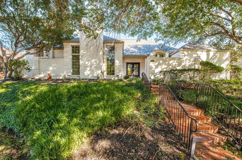 9506 Moss Hvn Dr, Dallas TX  75231-2610 exterior