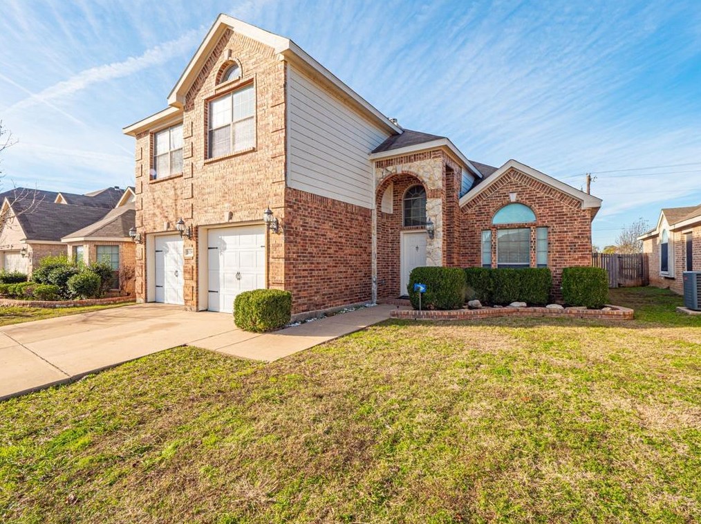 11208 Whispering Brook Ln, Fort Worth, TX 76140